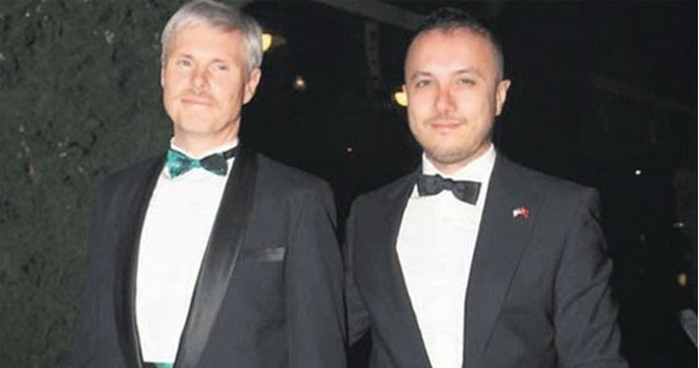 O Γενικός Πρόξενος των ΗΠΑ στην Κωνσταντινούπολη, παντρεύεται τον Τούρκο καλό του, Ramadan Çaysever!!!
